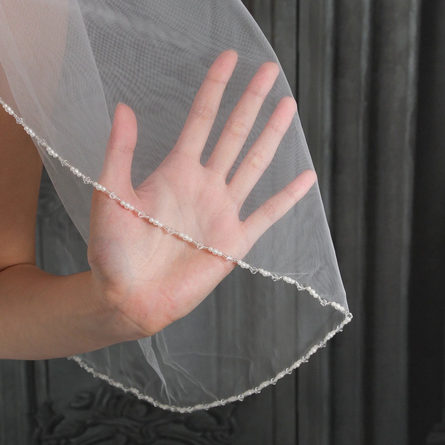 Elegant Crystal-Embellished Single Layer Elbow-Length Wedding Veil with Lace Trim