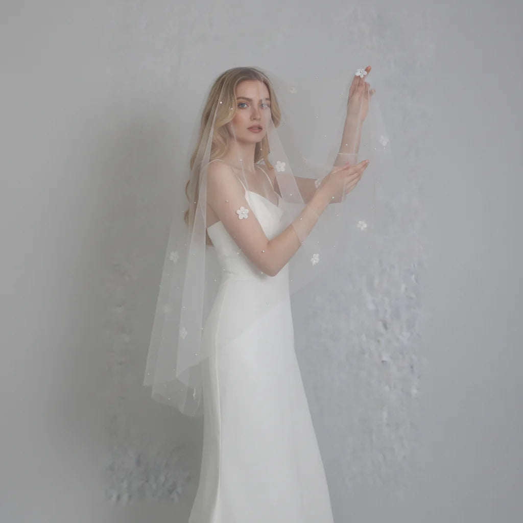 Elegant Bridal Veil with Floral Pearl Embellishments Tulle Wedding Veil for Bride Ceremony Photo Single Layer Lightweight