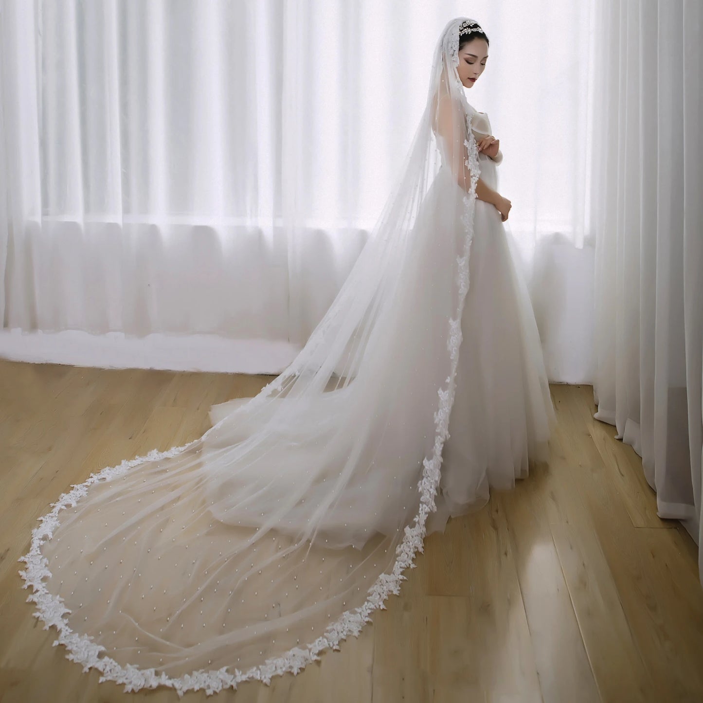 Luxury Wedding Veil for Bride White Tulle Bridal Headpiece with Floral Lace Applique & Pearl Embellishment