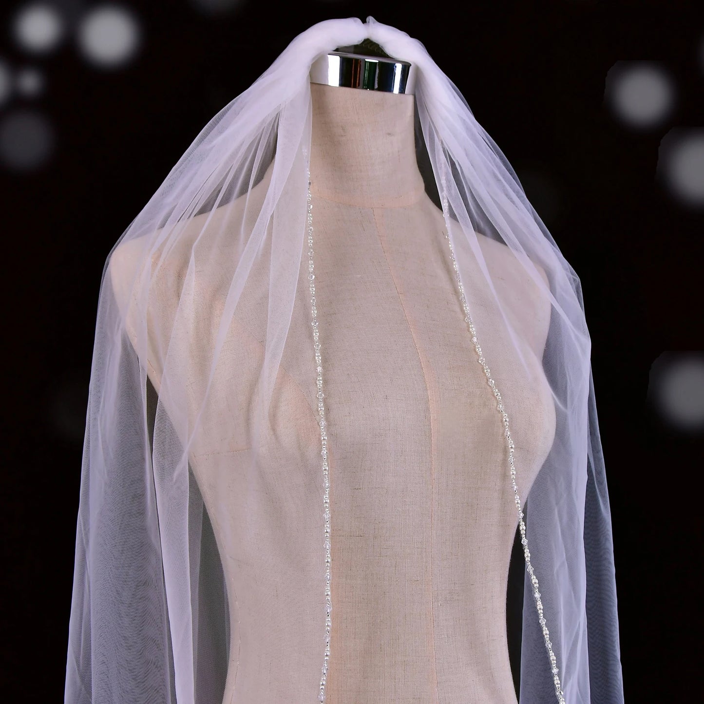 Elegant Crystal-Embellished Single Layer Elbow-Length Wedding Veil with Lace Trim
