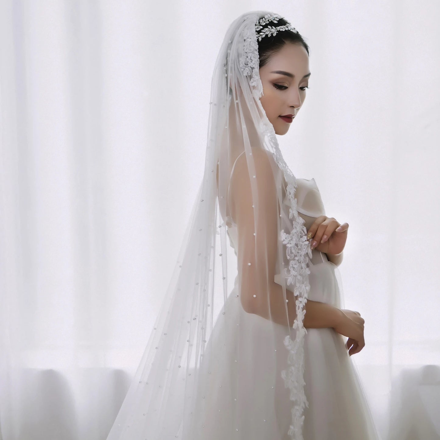 Luxury Wedding Veil for Bride White Tulle Bridal Headpiece with Floral Lace Applique & Pearl Embellishment