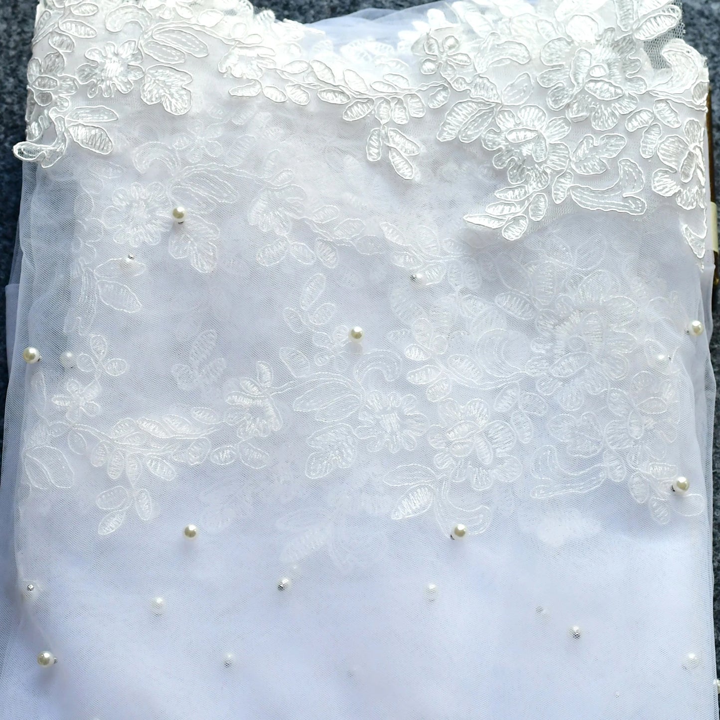 Luxury Wedding Veil for Bride White Tulle Bridal Headpiece with Floral Lace Applique & Pearl Embellishment
