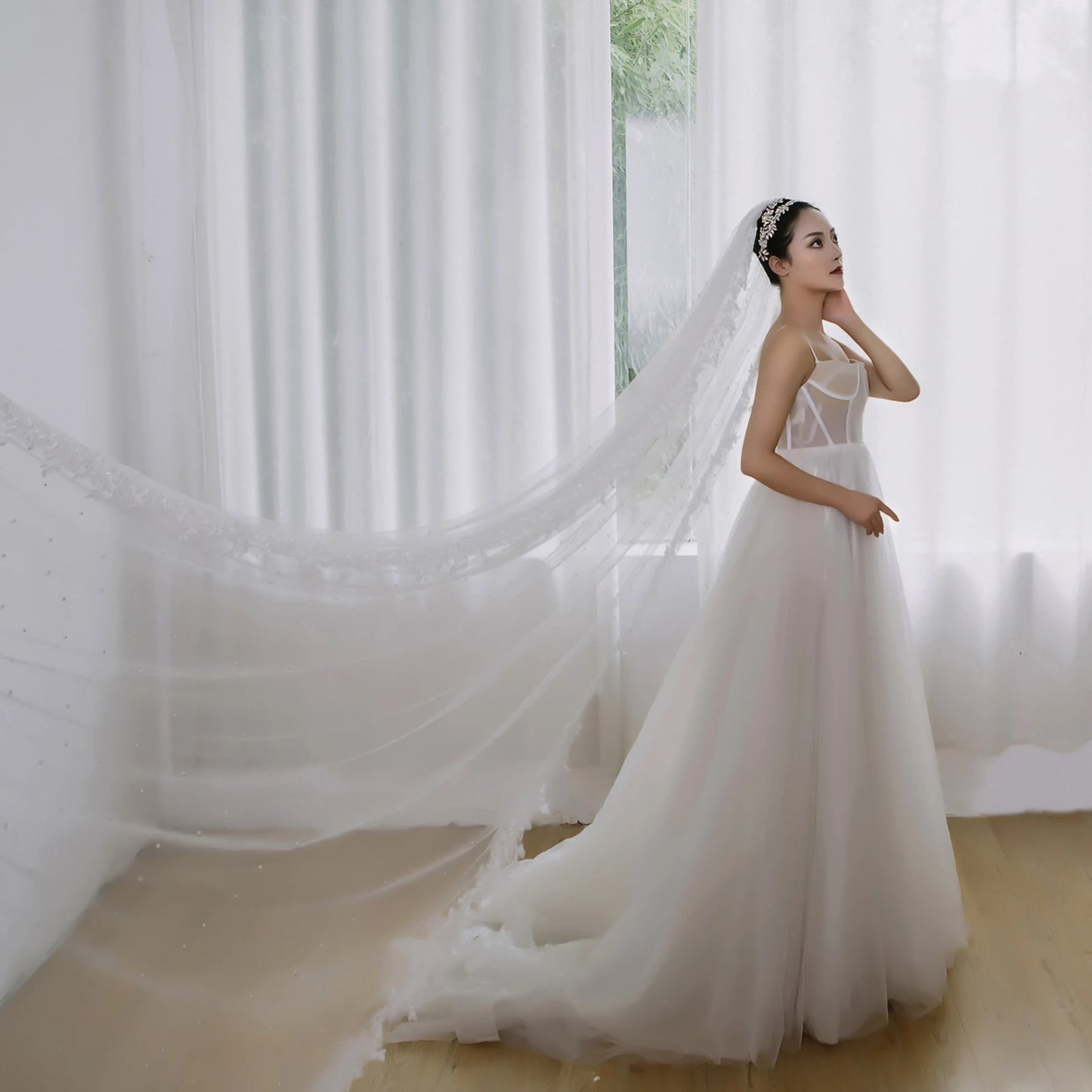 Luxury Wedding Veil for Bride White Tulle Bridal Headpiece with Floral Lace Applique & Pearl Embellishment