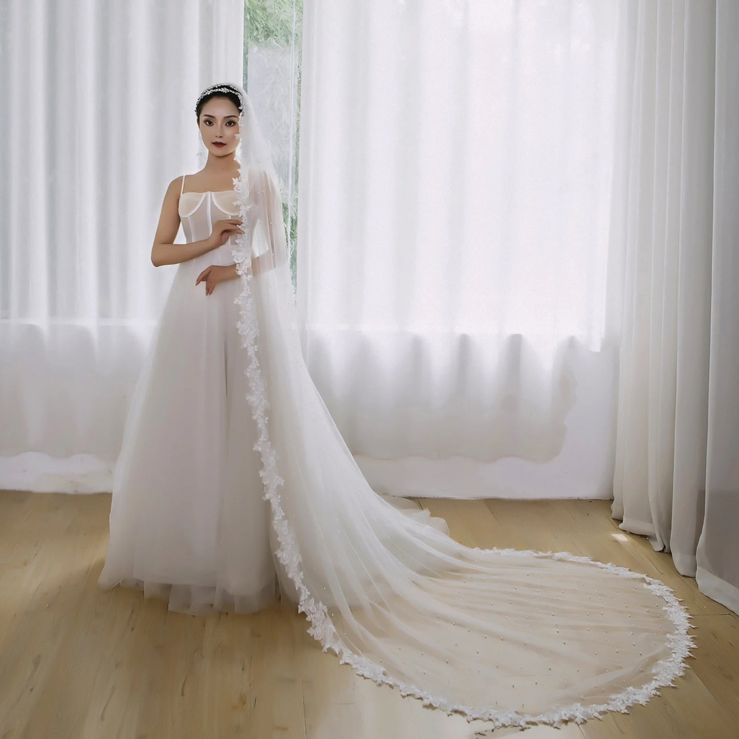 Luxury Wedding Veil for Bride White Tulle Bridal Headpiece with Floral Lace Applique & Pearl Embellishment