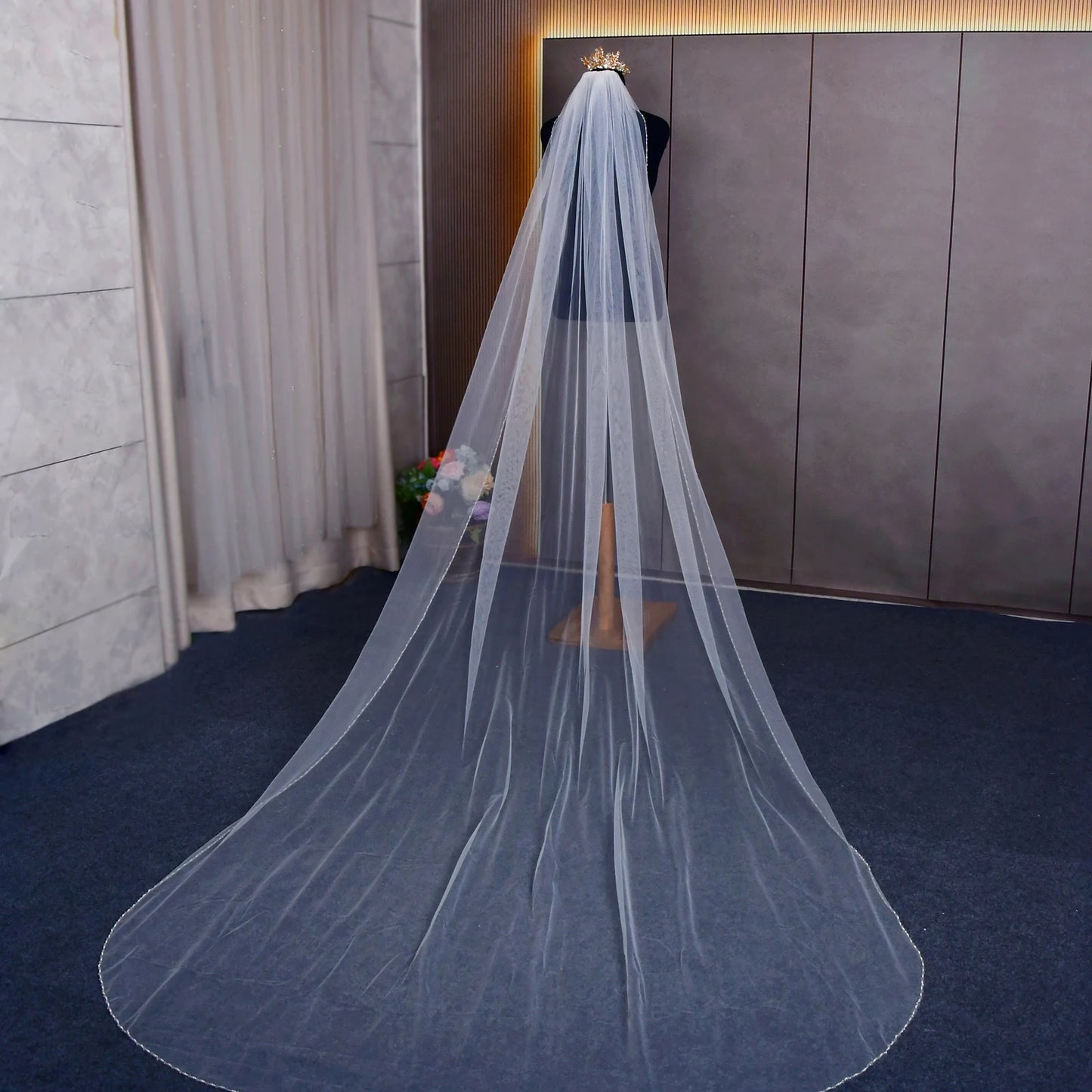 Elegant Crystal-Embellished Single Layer Elbow-Length Wedding Veil with Lace Trim