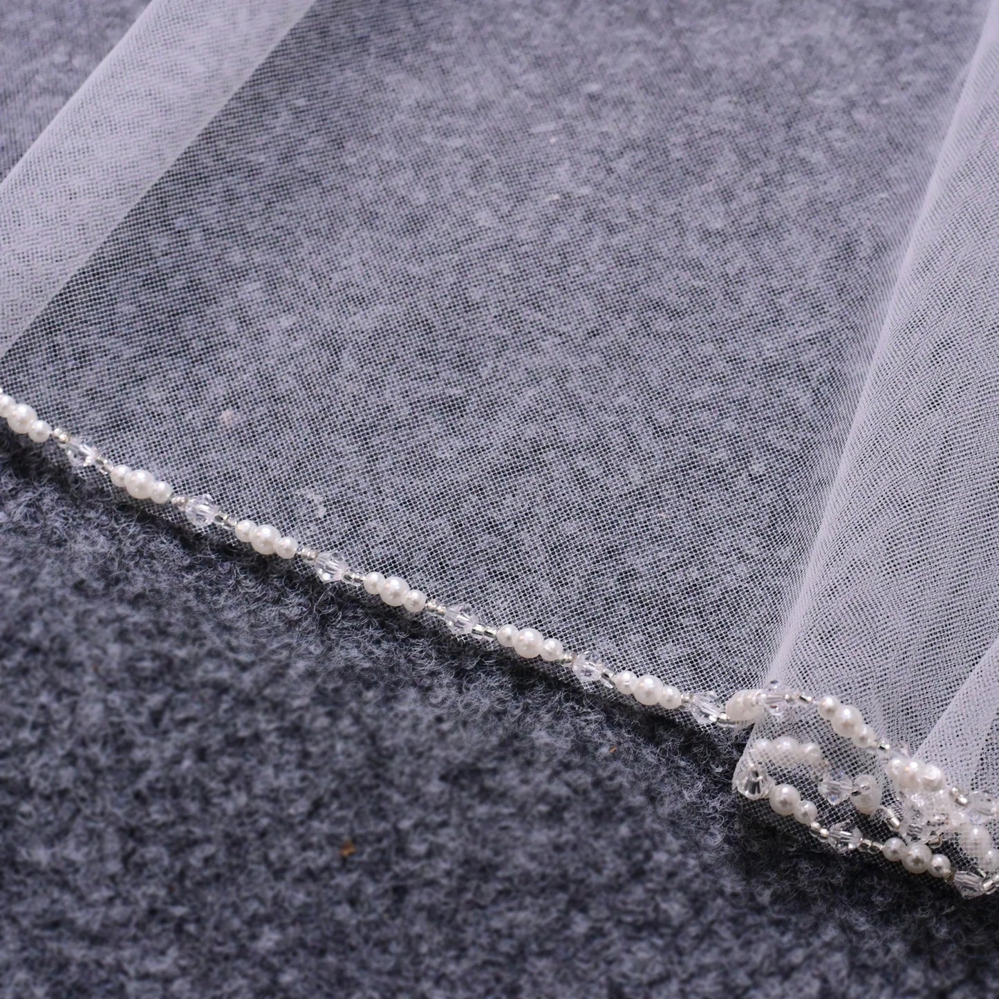 Elegant Crystal-Embellished Single Layer Elbow-Length Wedding Veil with Lace Trim