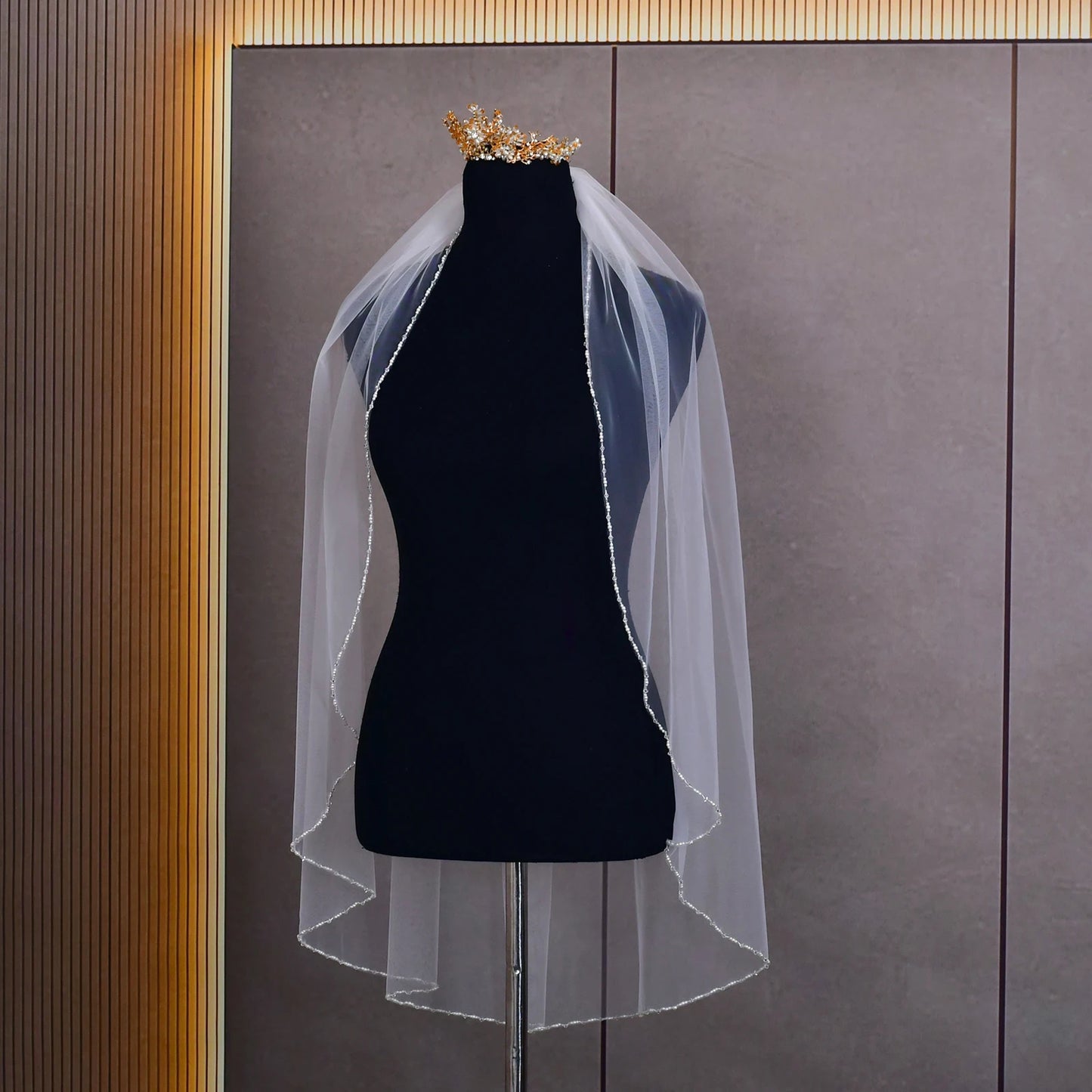 Elegant Crystal-Embellished Single Layer Elbow-Length Wedding Veil with Lace Trim