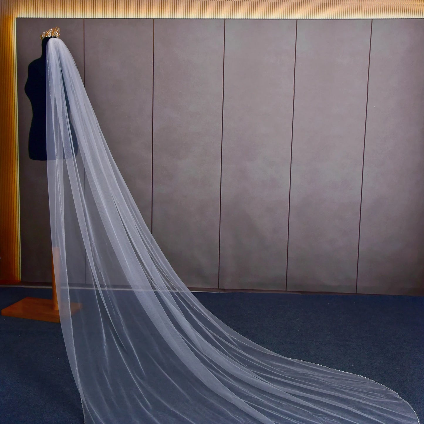 Elegant Crystal-Embellished Single Layer Elbow-Length Wedding Veil with Lace Trim