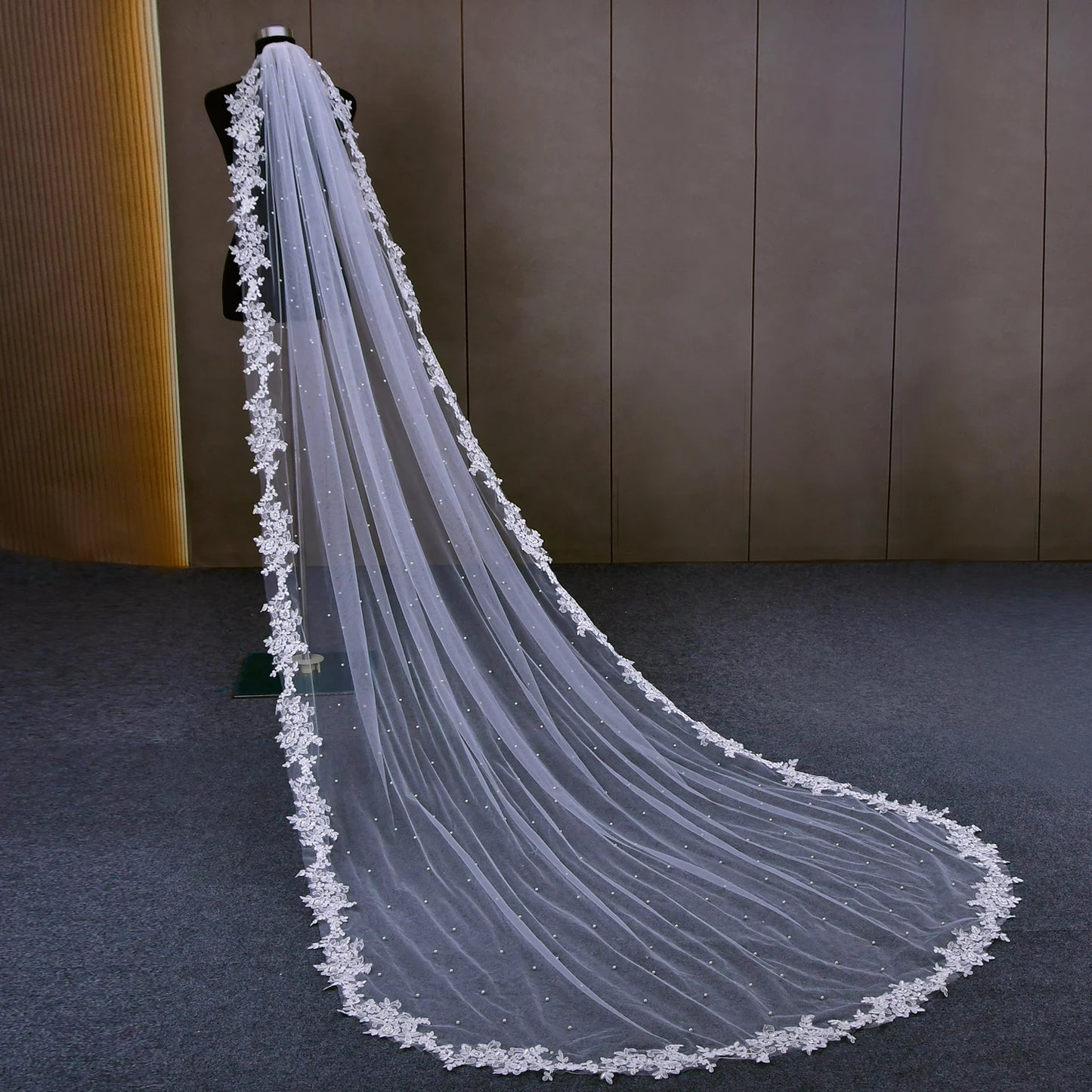 Luxury Wedding Veil for Bride White Tulle Bridal Headpiece with Floral Lace Applique & Pearl Embellishment
