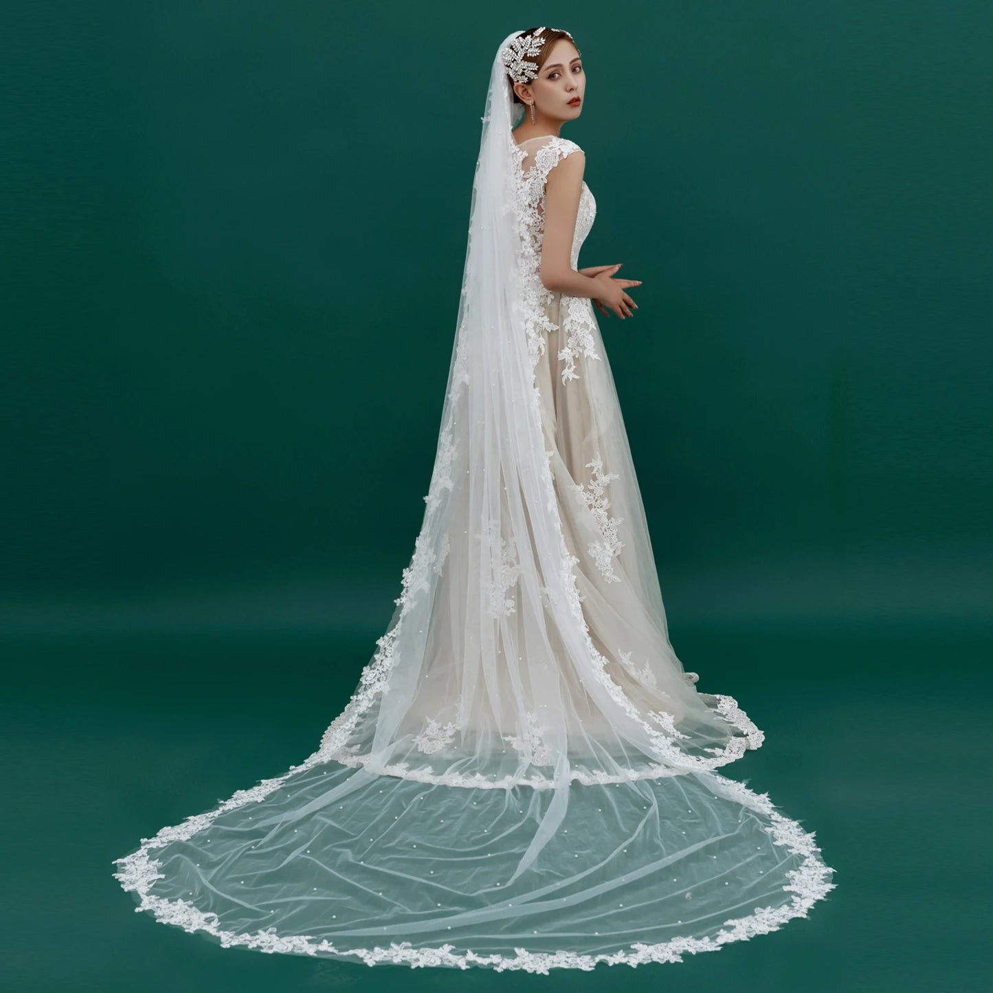 Luxury Wedding Veil for Bride White Tulle Bridal Headpiece with Floral Lace Applique & Pearl Embellishment