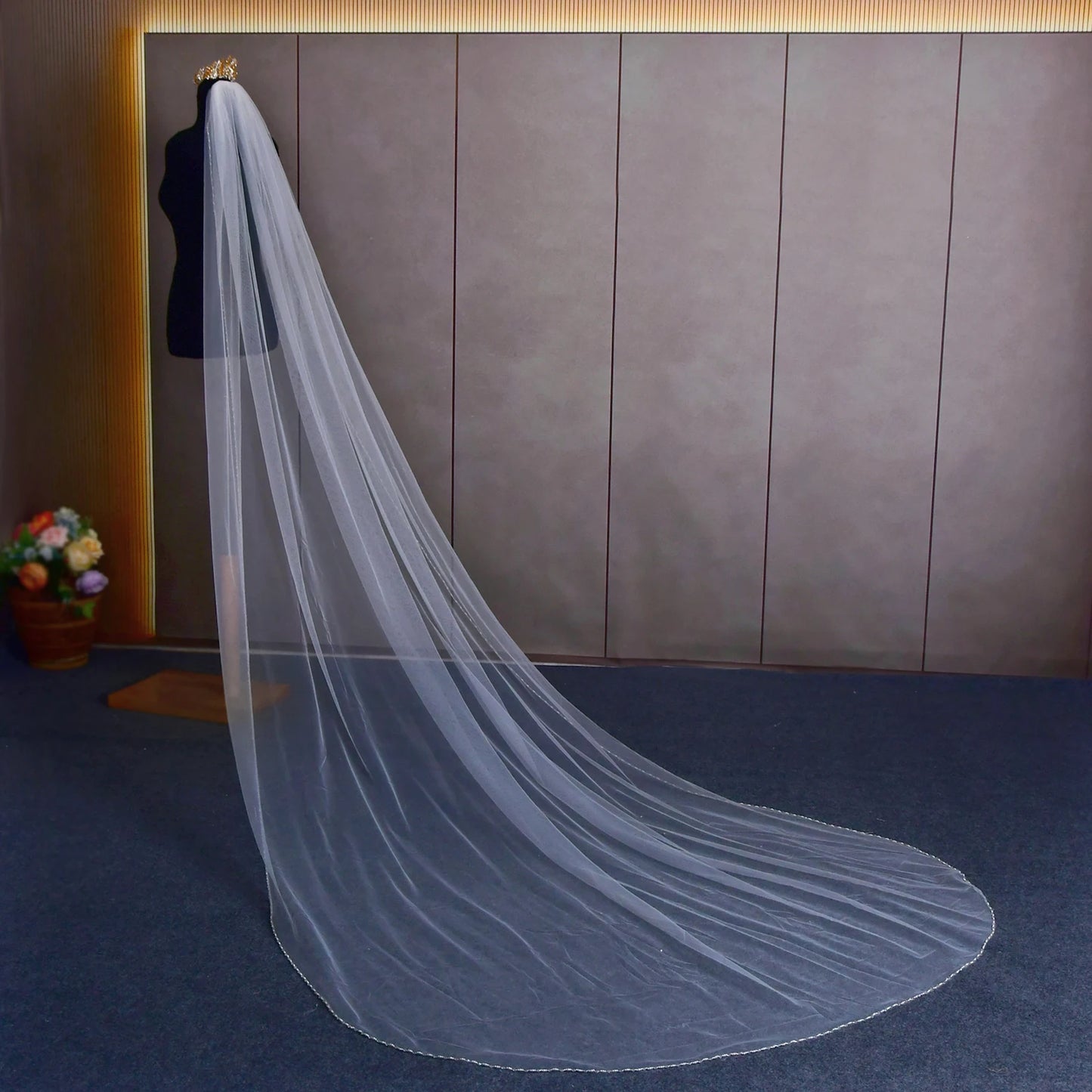 Elegant Crystal-Embellished Single Layer Elbow-Length Wedding Veil with Lace Trim