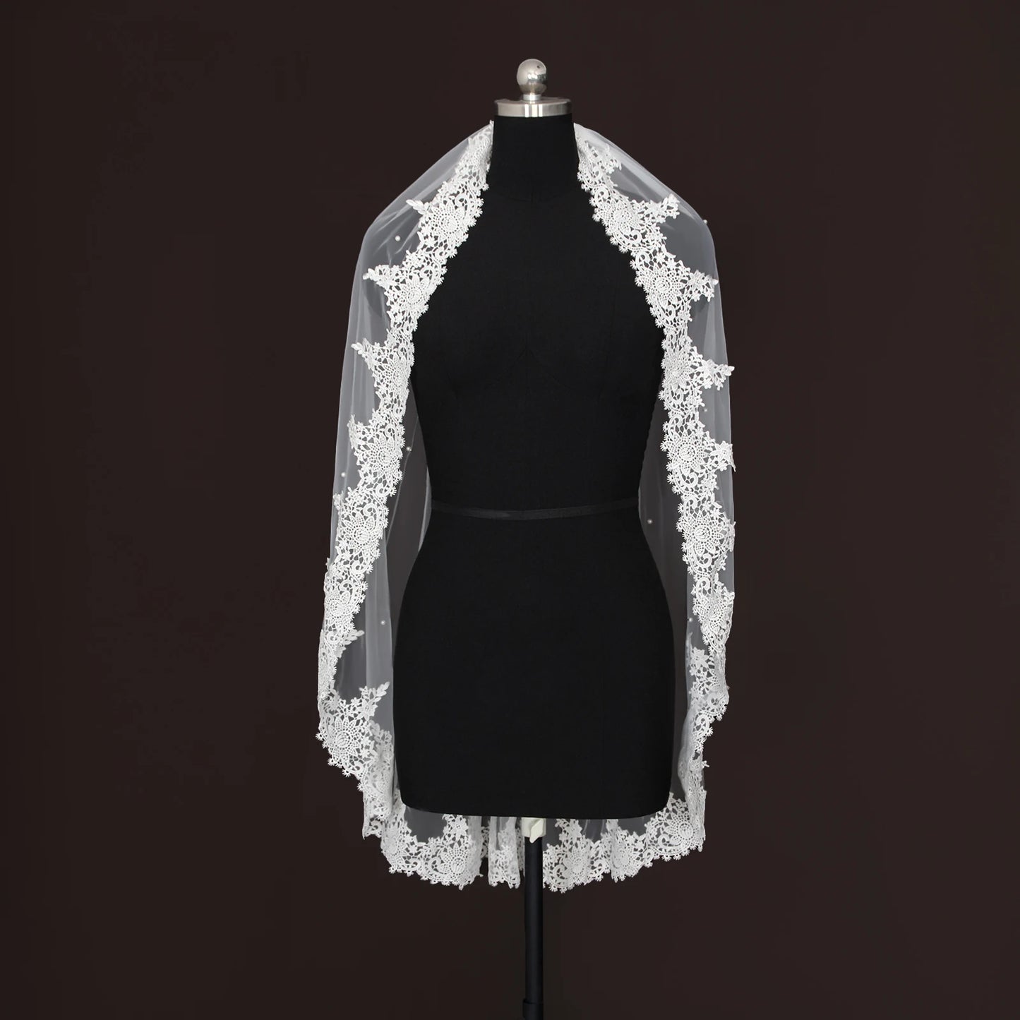 1 Layer Shoulder-Length Bridal Veil with Comb Delicate Floral Lace Embroidery