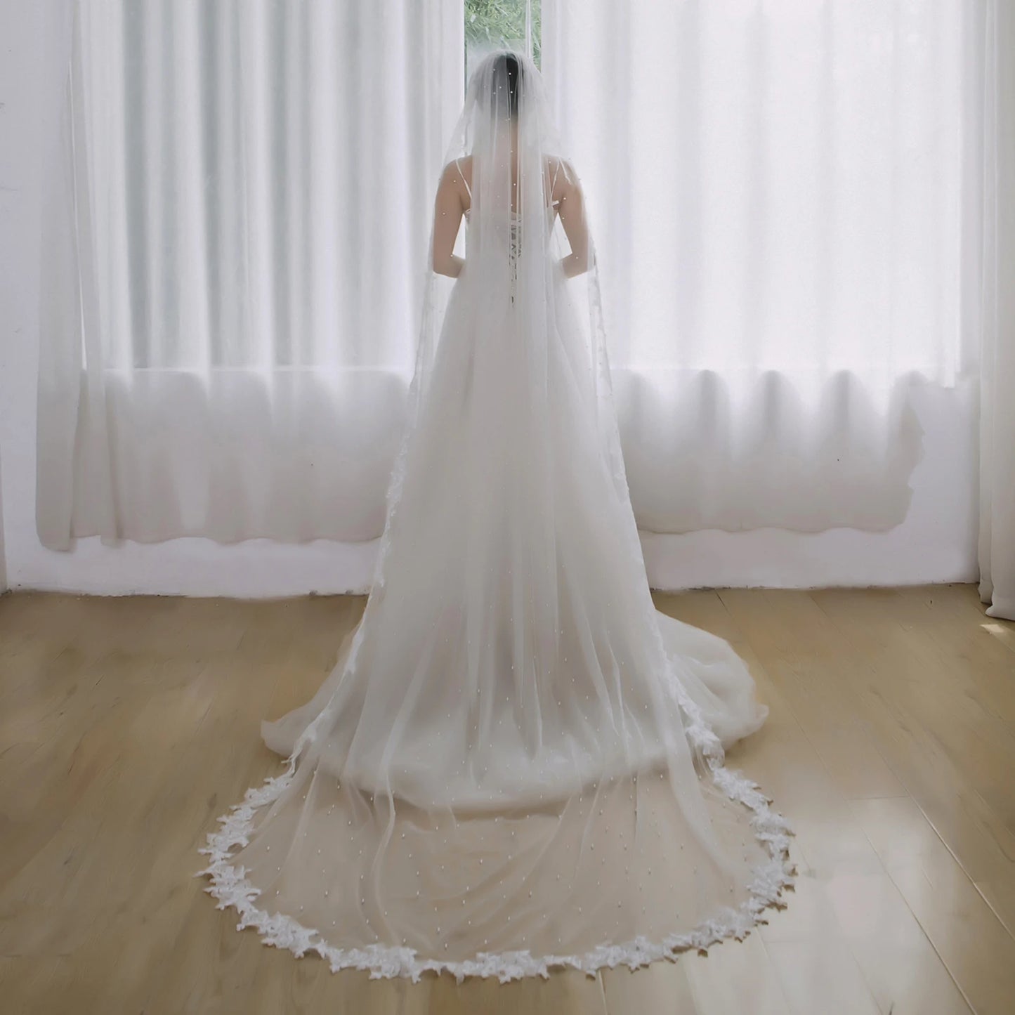 Luxury Wedding Veil for Bride White Tulle Bridal Headpiece with Floral Lace Applique & Pearl Embellishment